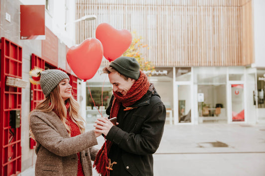Couple heureux et amoureux le jour de la Saint-Valentin