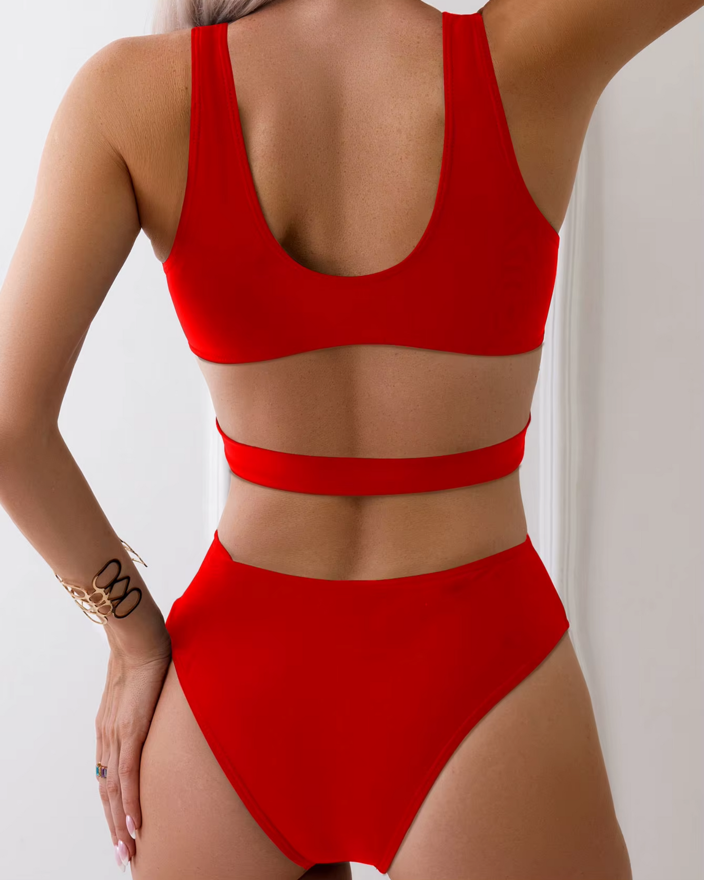Maillot de bain une pièce avec décolleté plongeant et découpes