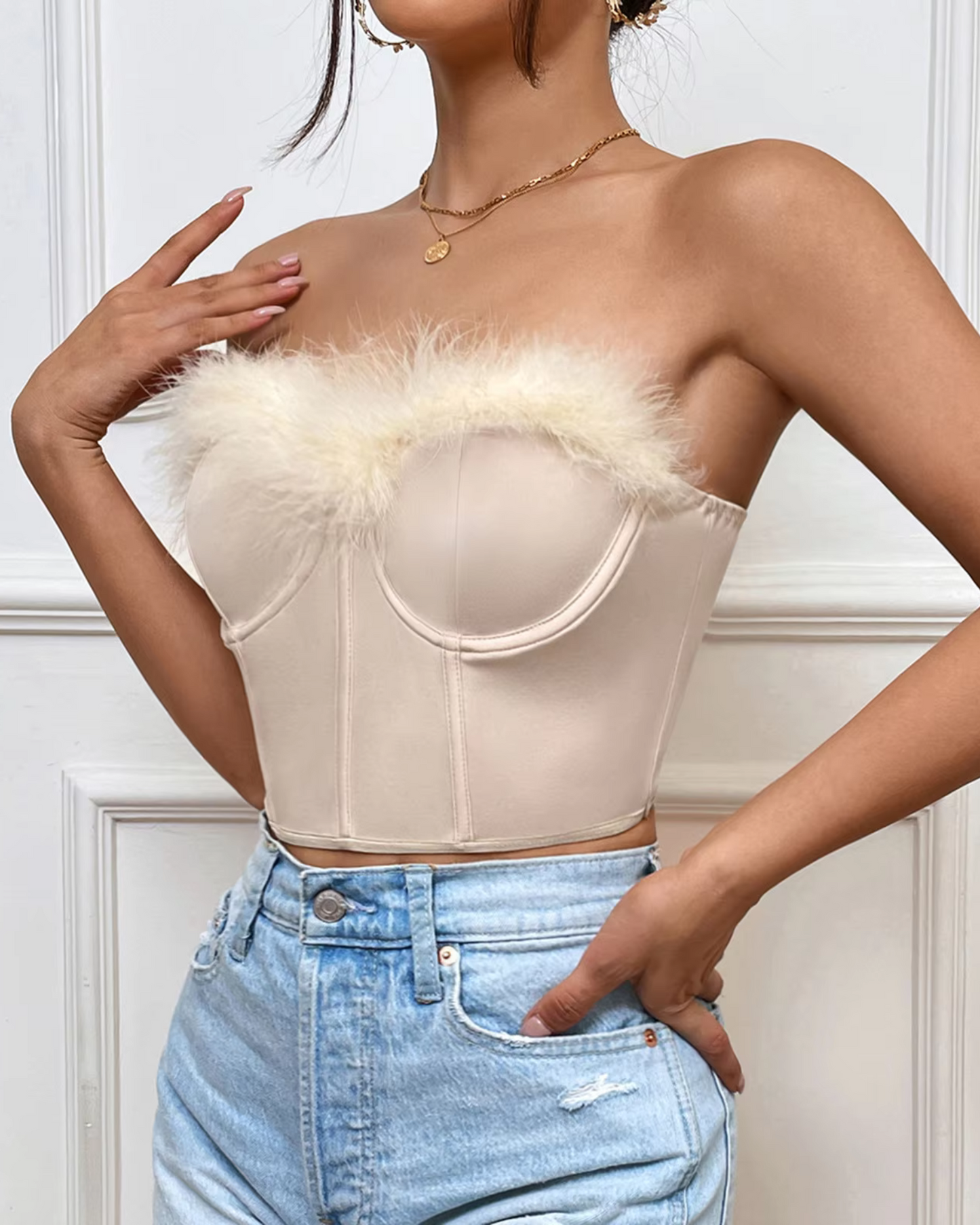 Soutien-gorge avec fourrure au décolleté