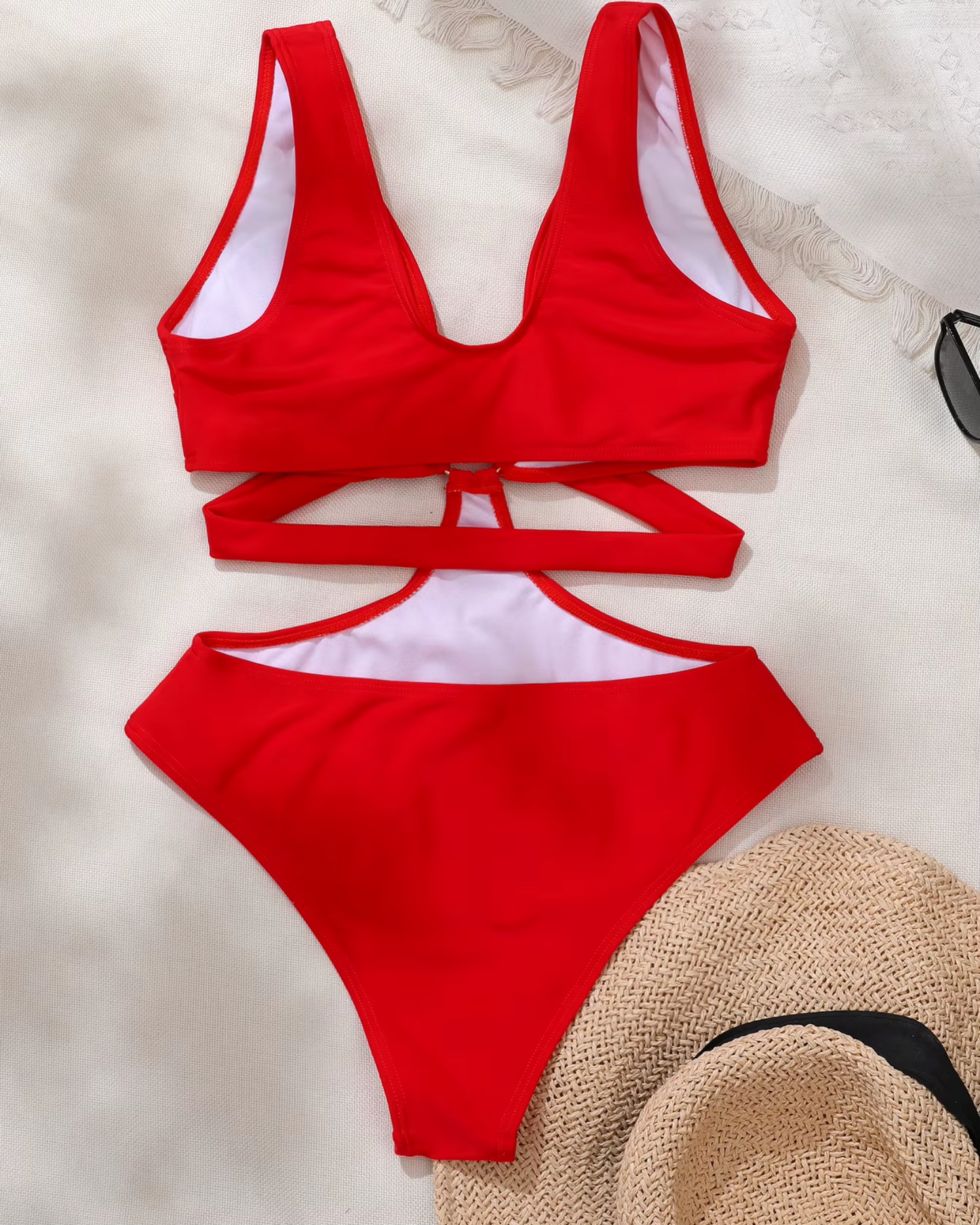 Maillot de bain une pièce avec décolleté plongeant et découpes