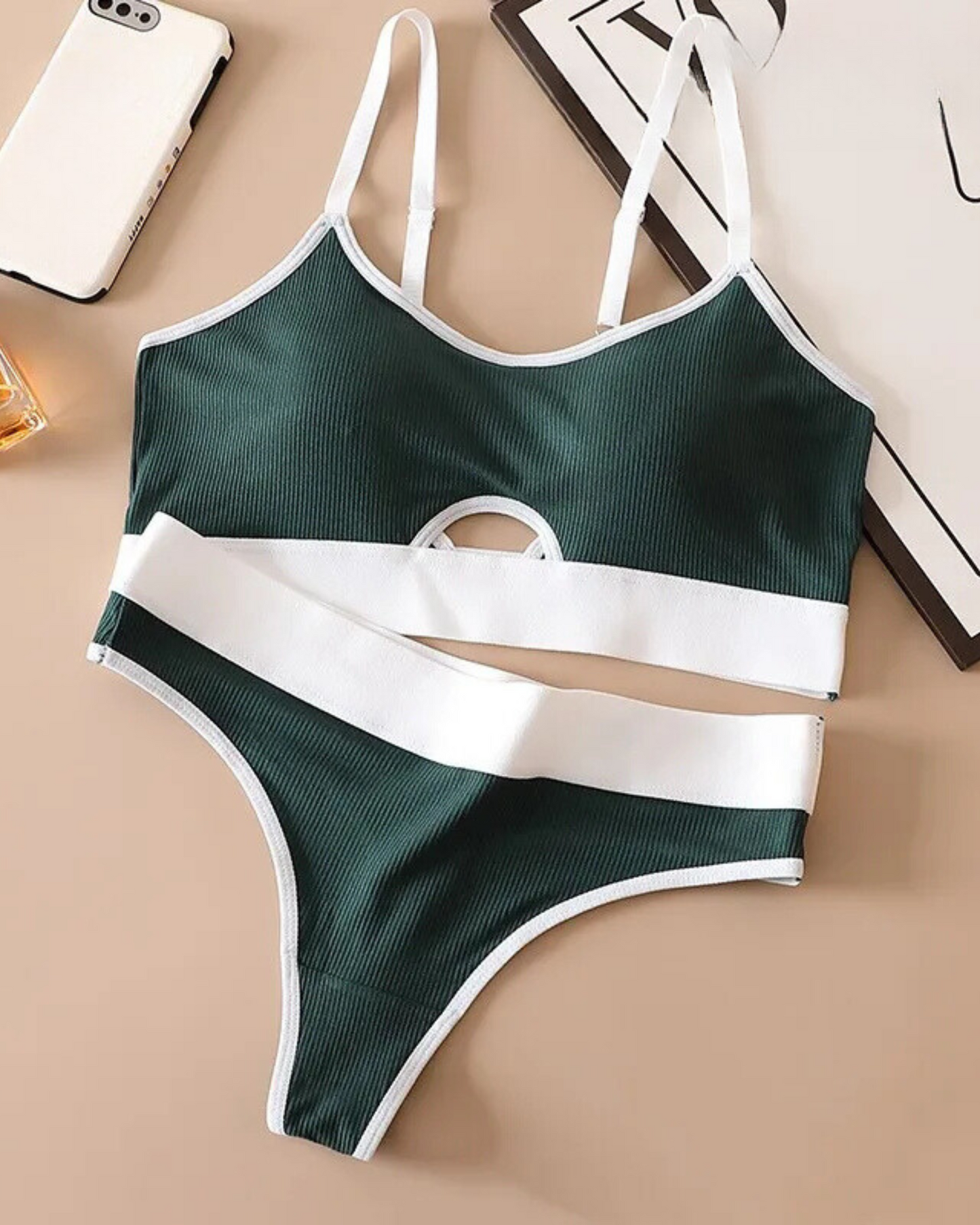 Ensemble de lingerie confortable à rayures avec coutures contrastées