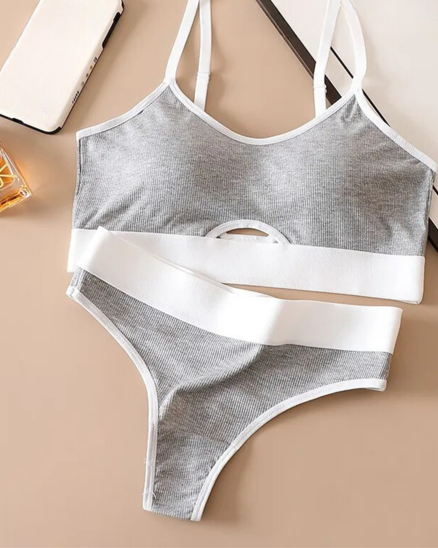 Ensemble de lingerie confortable à rayures avec coutures contrastées