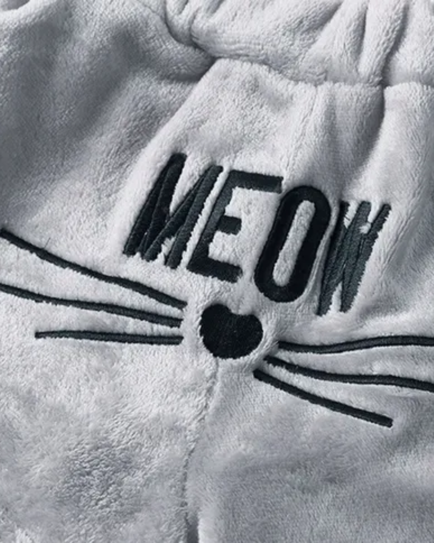 Ensemble de vêtements d'intérieur pelucheux avec motif de chat.