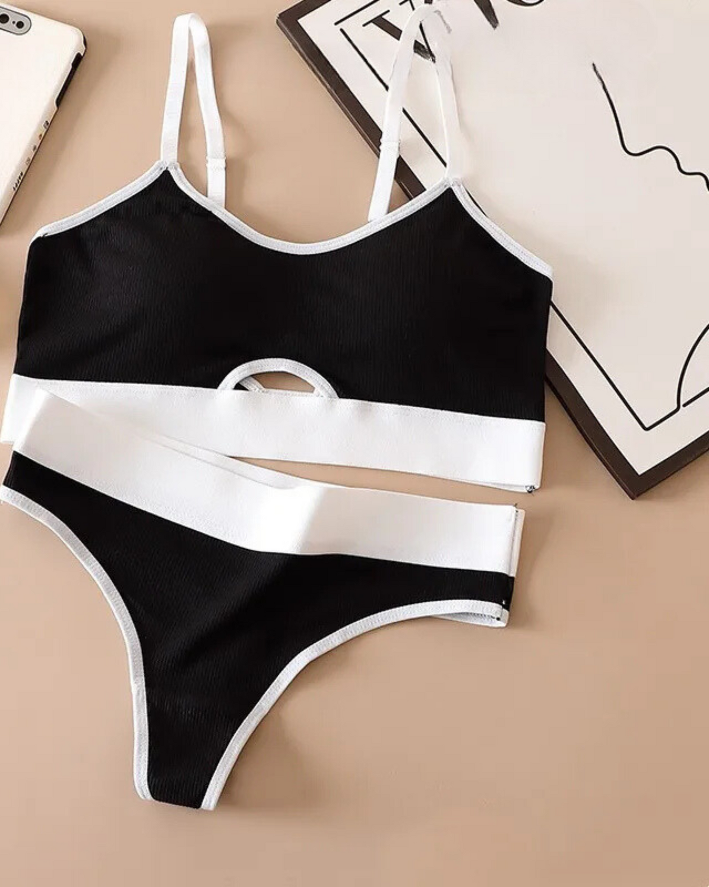 Ensemble de lingerie confortable à rayures avec coutures contrastées