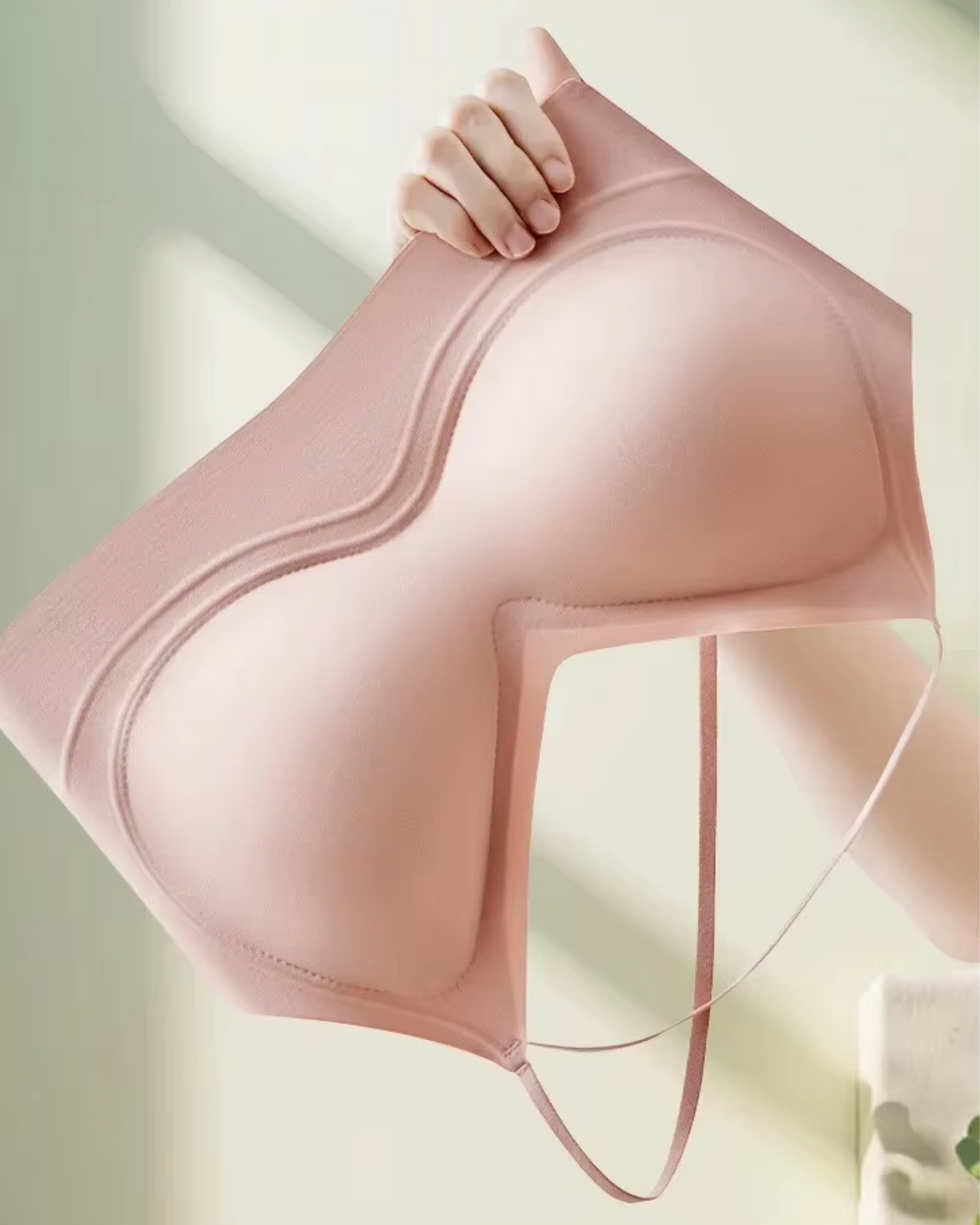 Soutien-gorge doux à fines bretelles avec un bas plongeant