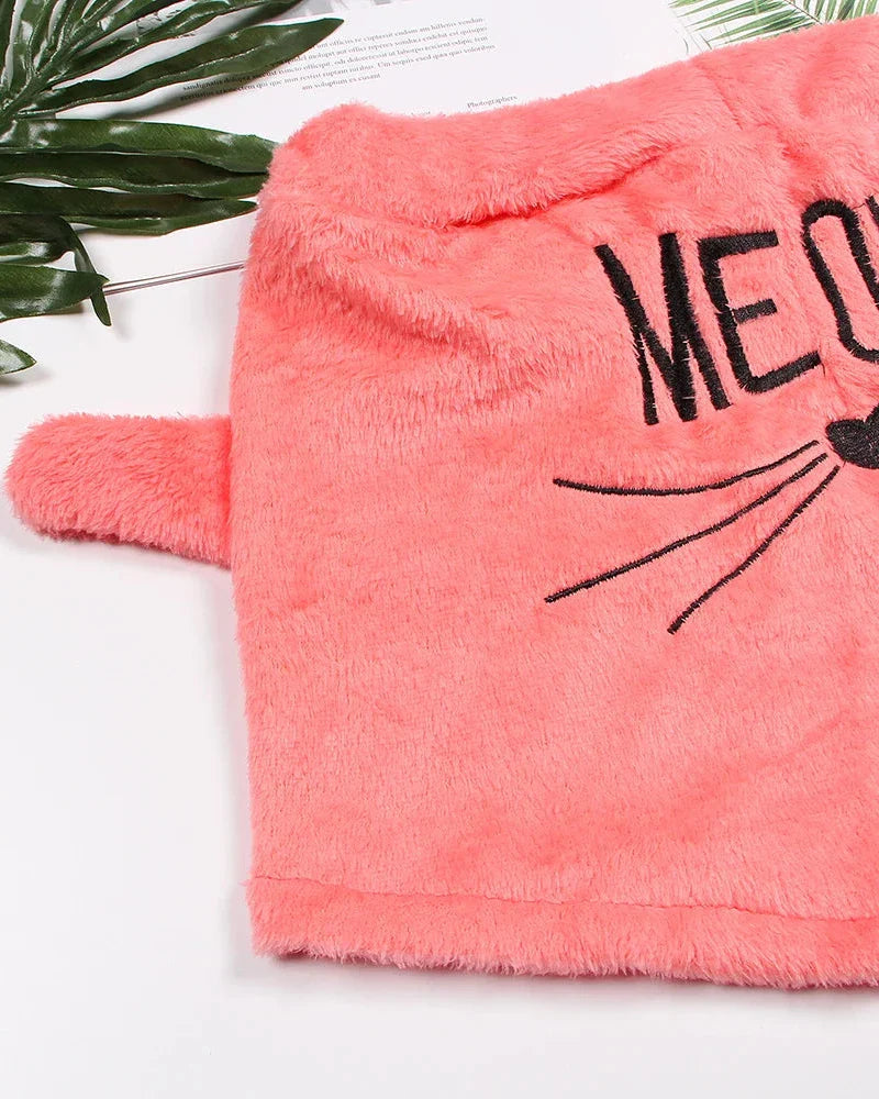 Ensemble de vêtements d'intérieur pelucheux avec motif de chat.