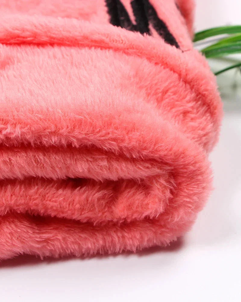 Ensemble de vêtements d'intérieur pelucheux avec motif de chat.