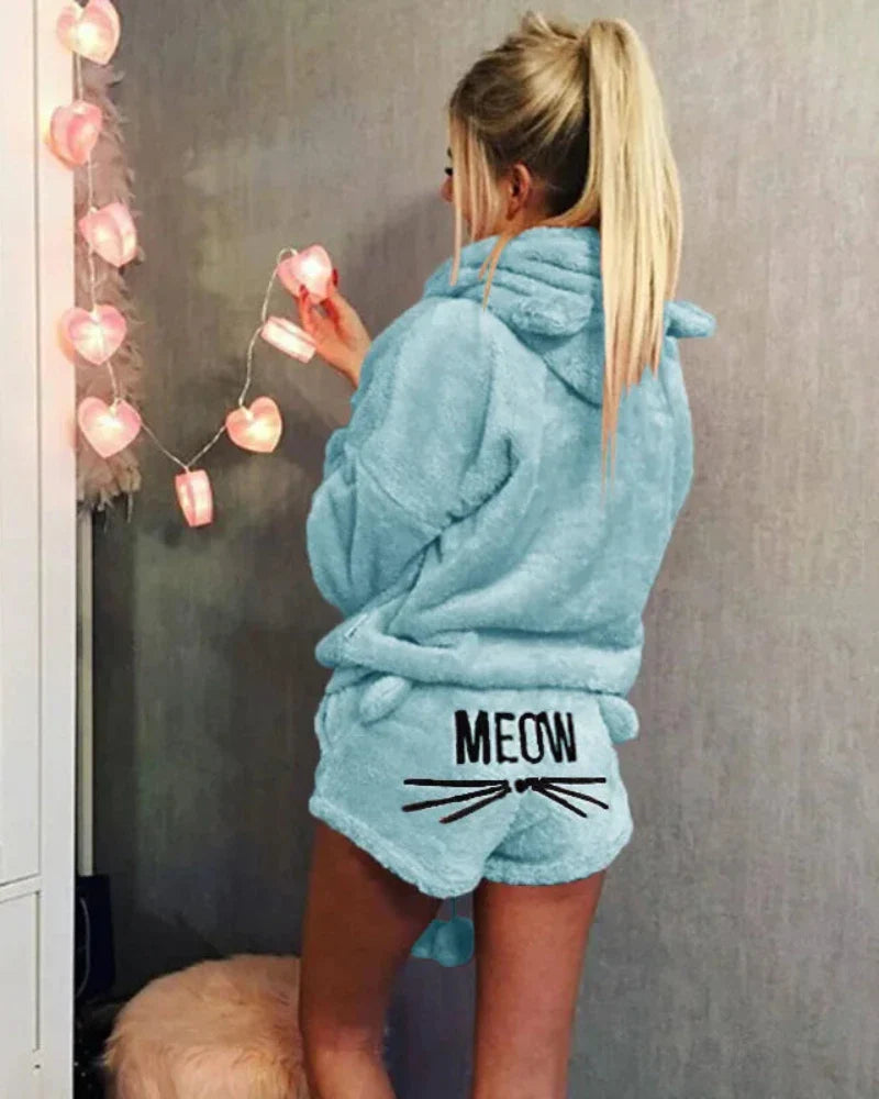 Ensemble de vêtements d'intérieur pelucheux avec motif de chat.