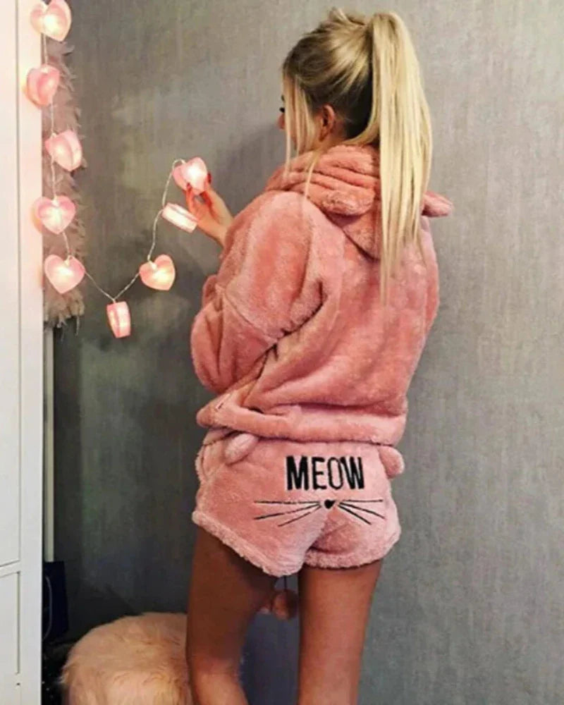 Ensemble de vêtements d'intérieur pelucheux avec motif de chat.