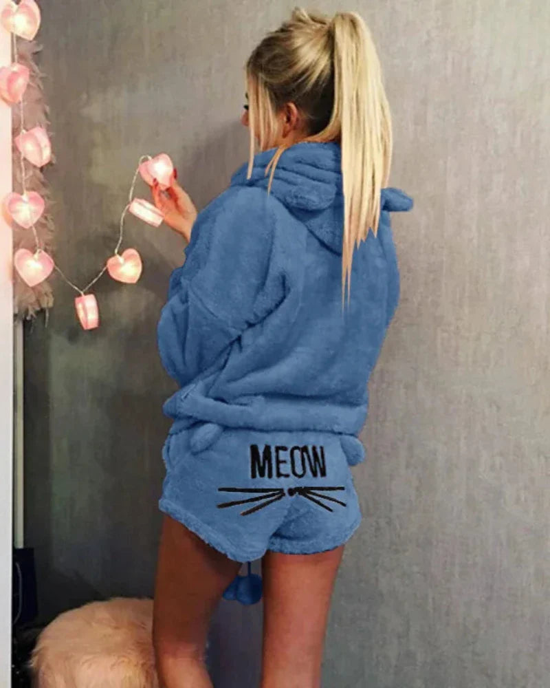 Ensemble de vêtements d'intérieur pelucheux avec motif de chat.