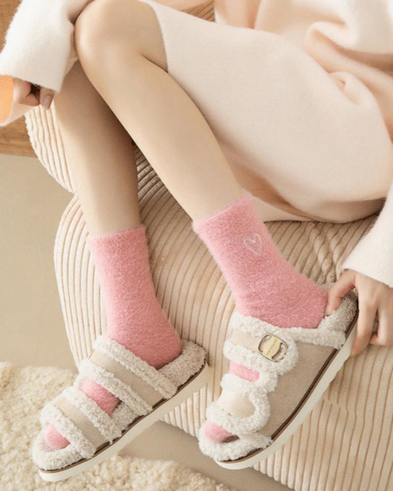 Chaussettes longues et pelucheuses avec un cœur