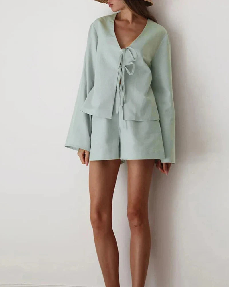Ensemble court de vêtements d'intérieur avec un lien décoratif à l'avant