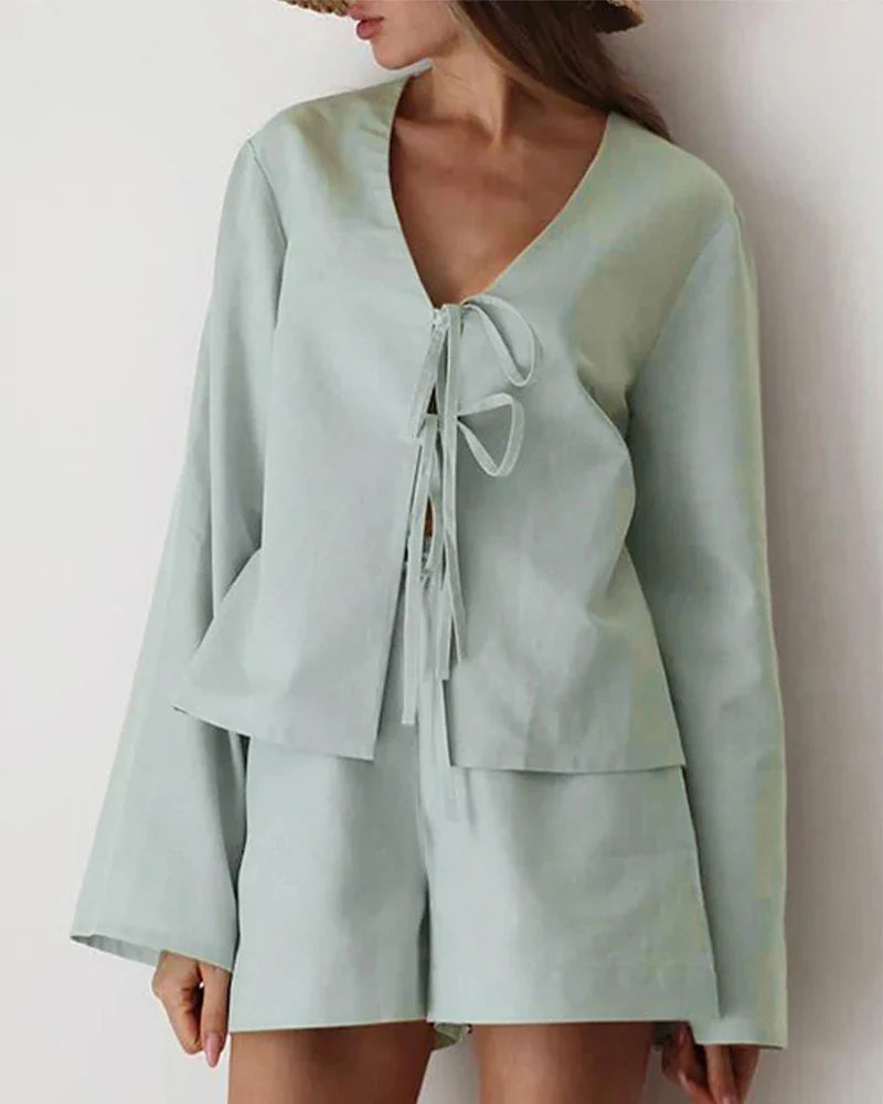Ensemble court de vêtements d'intérieur avec un lien décoratif à l'avant
