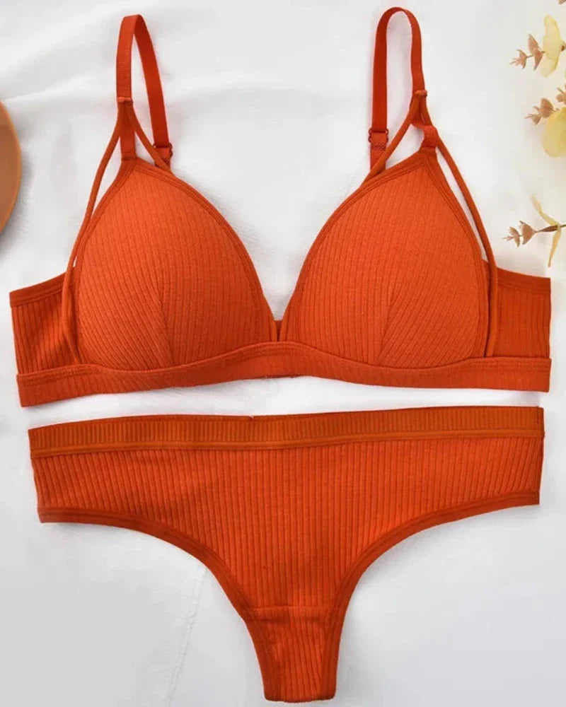 Ensemble de lingerie confortable à rayures avec des bandes décoratives