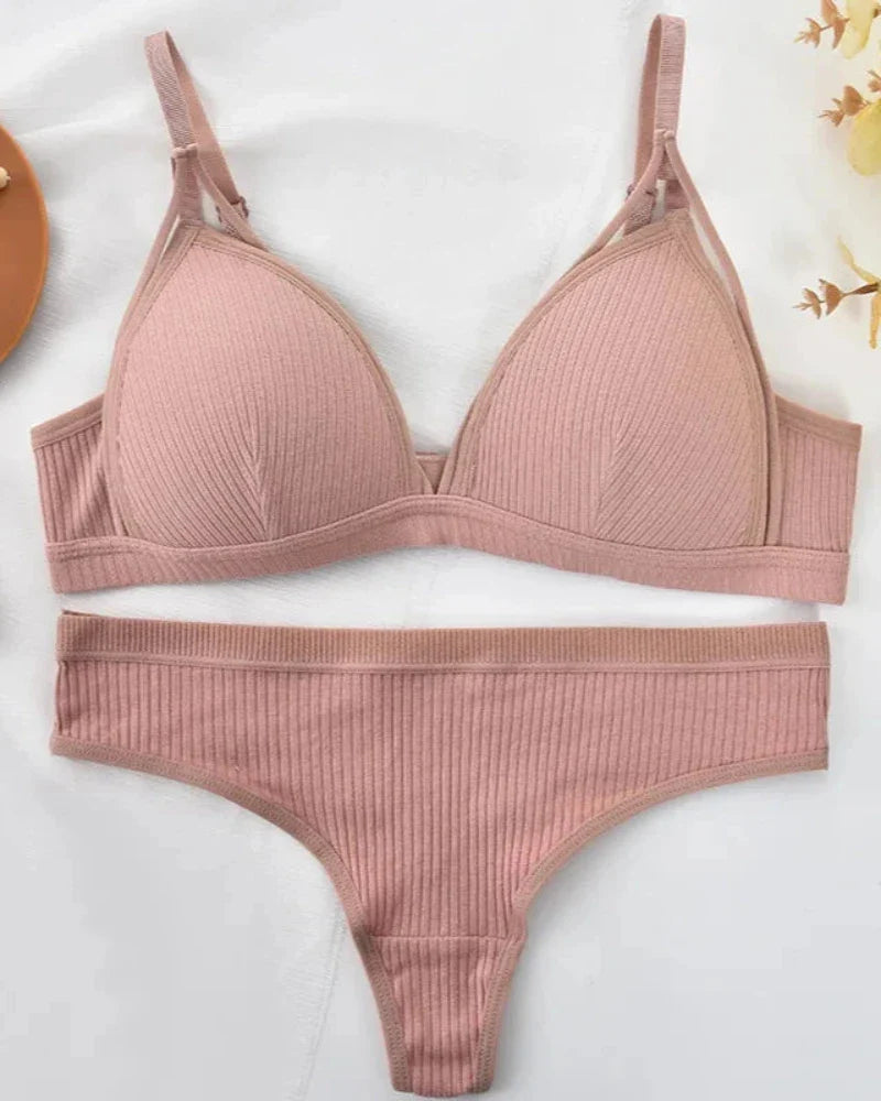 Ensemble de lingerie confortable à rayures avec des bandes décoratives