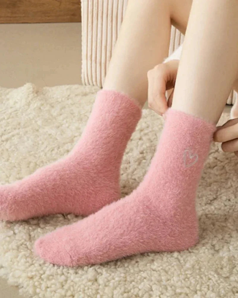 Chaussettes longues et pelucheuses avec un cœur