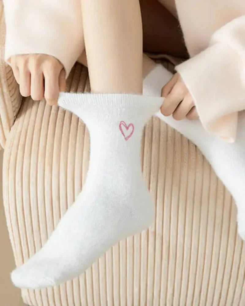 Chaussettes longues et pelucheuses avec un cœur