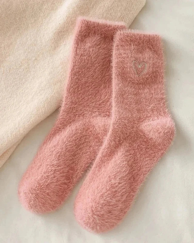 Chaussettes longues et pelucheuses avec un cœur