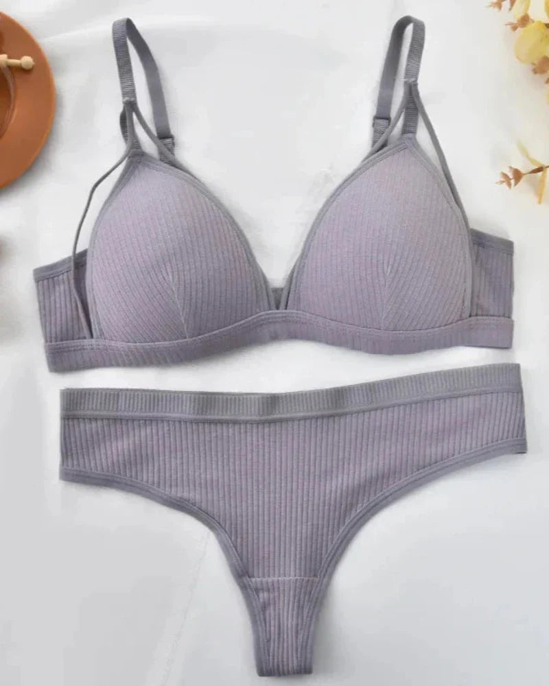 Ensemble de lingerie confortable à rayures avec des bandes décoratives