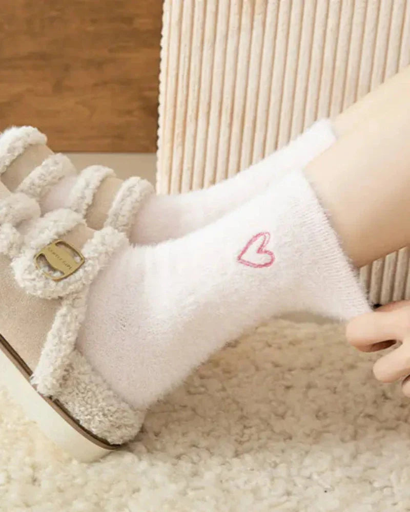 Chaussettes longues et pelucheuses avec un cœur