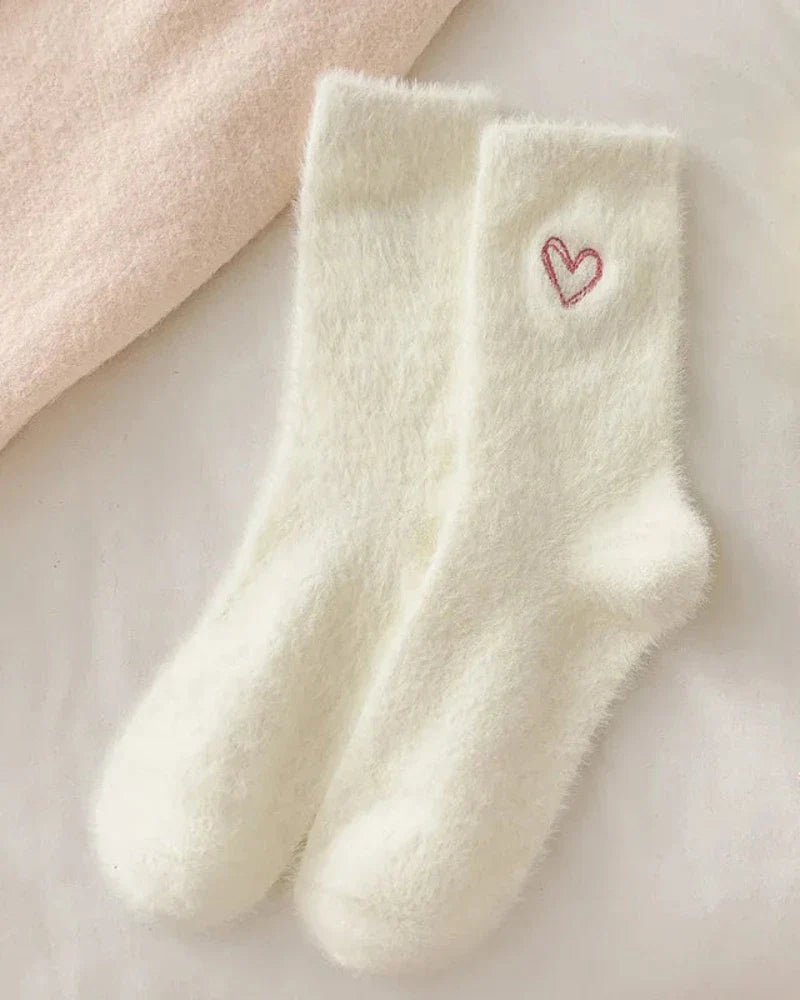 Chaussettes longues et pelucheuses avec un cœur