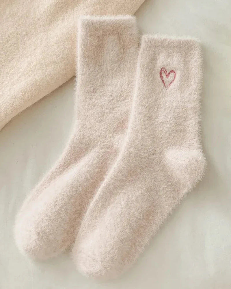 Chaussettes longues et pelucheuses avec un cœur