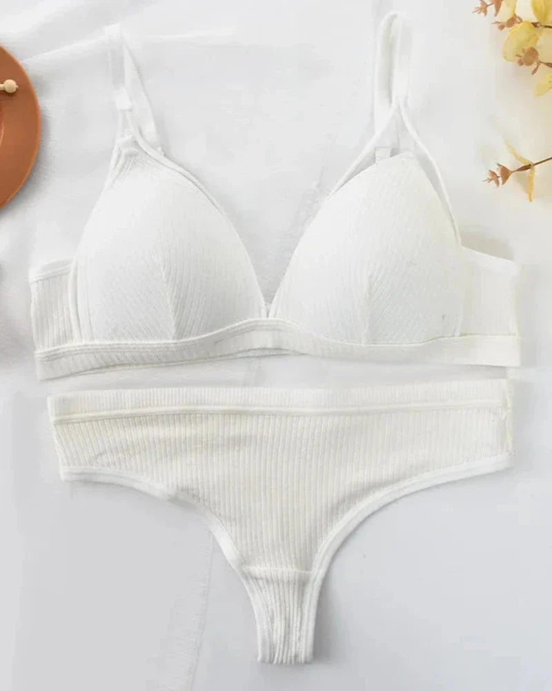 Ensemble de lingerie confortable à rayures avec des bandes décoratives