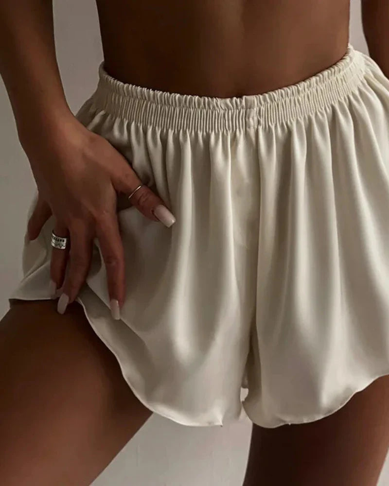 Pyjama satiné court avec lien dans le dos