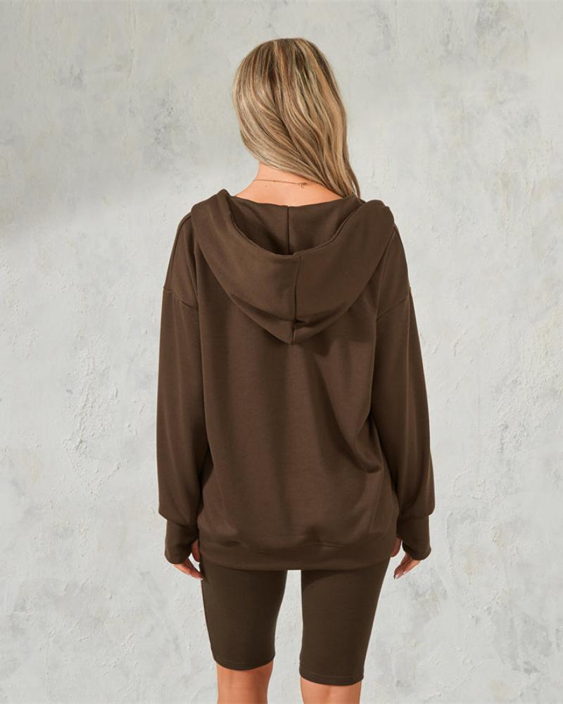 Ensemble décontracté avec short cycliste et sweat à capuche