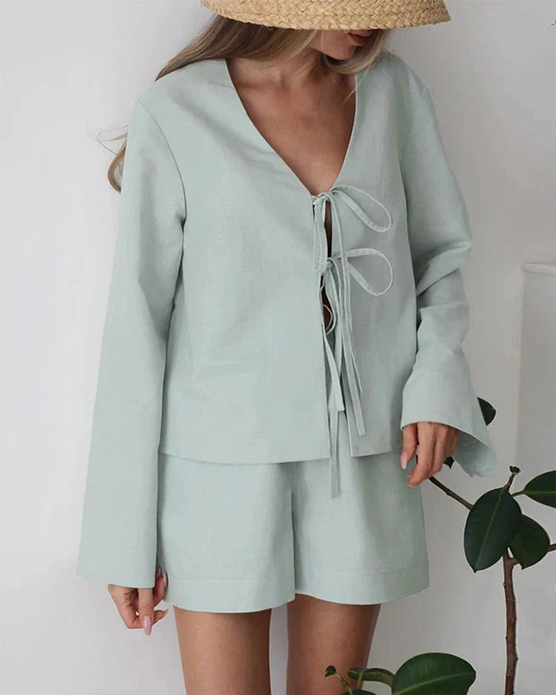 Ensemble court de vêtements d'intérieur avec un lien décoratif à l'avant