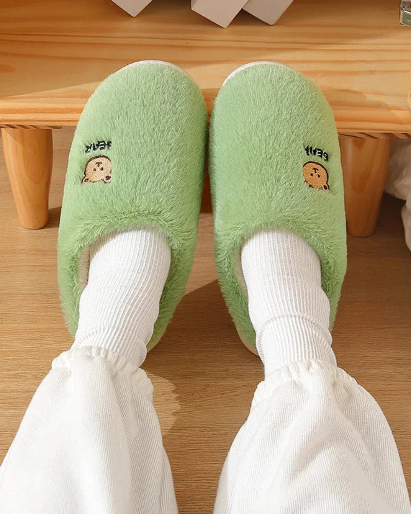 Chaussons chauds et pelucheux avec un ours