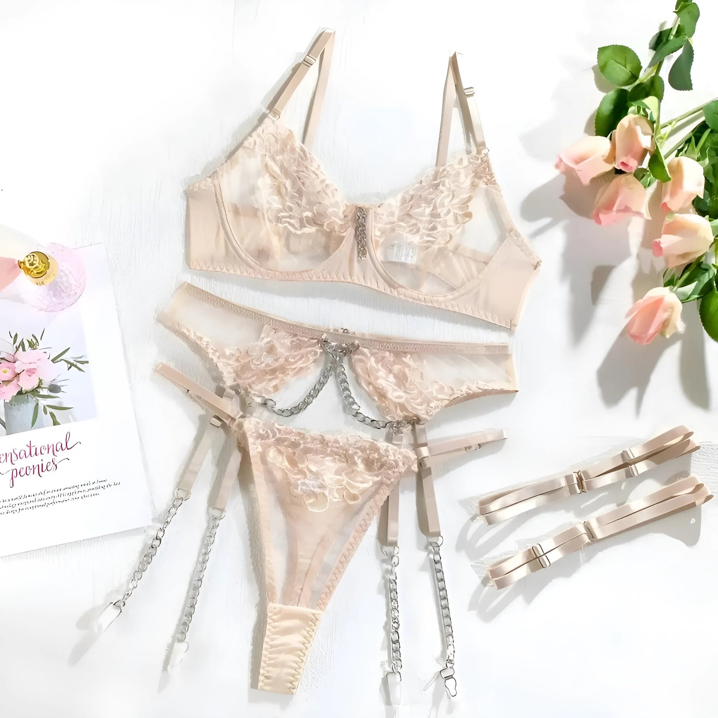 Beige Ensemble de lingerie en dentelle avec chaînes