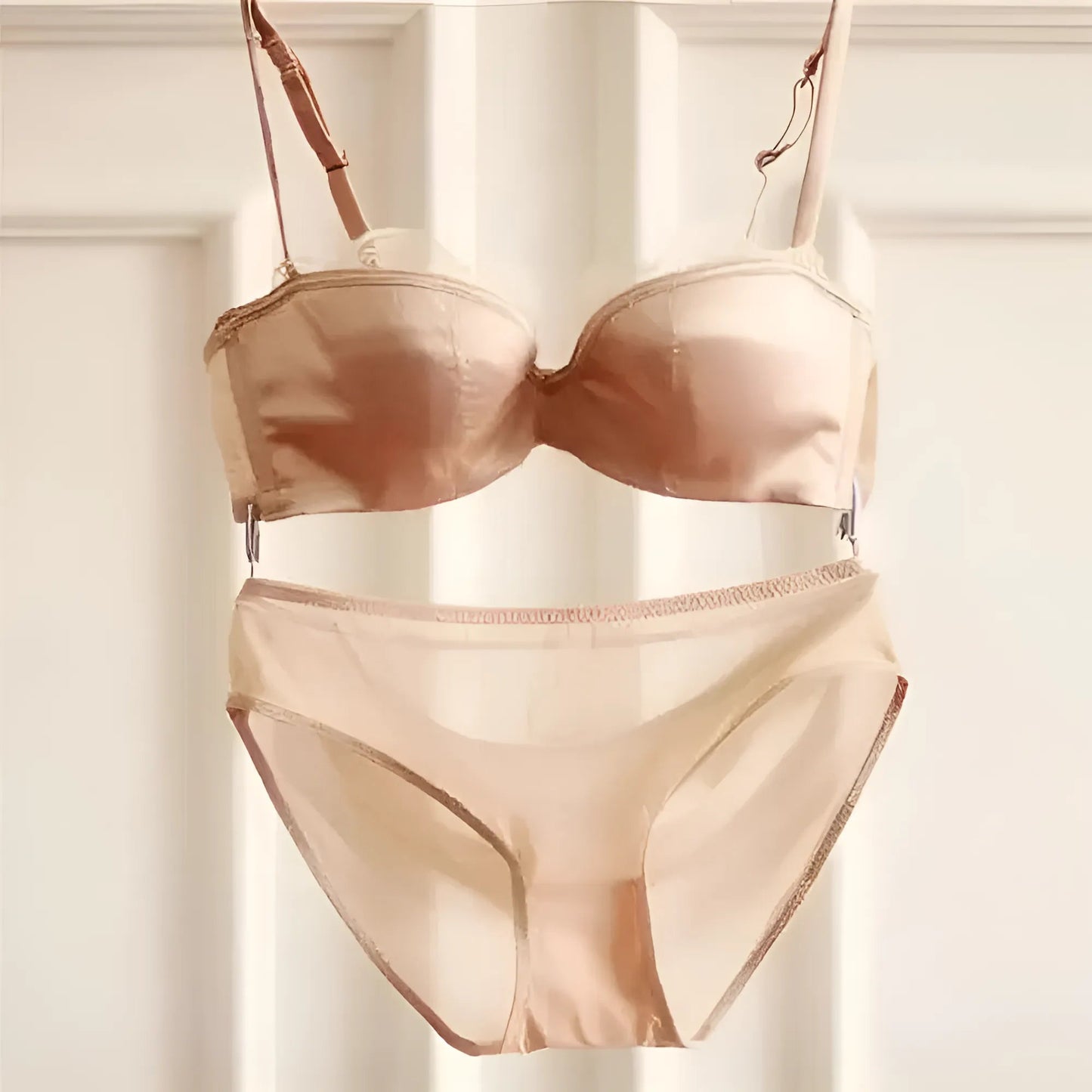 Beige Ensemble de lingerie en dentelle satinée