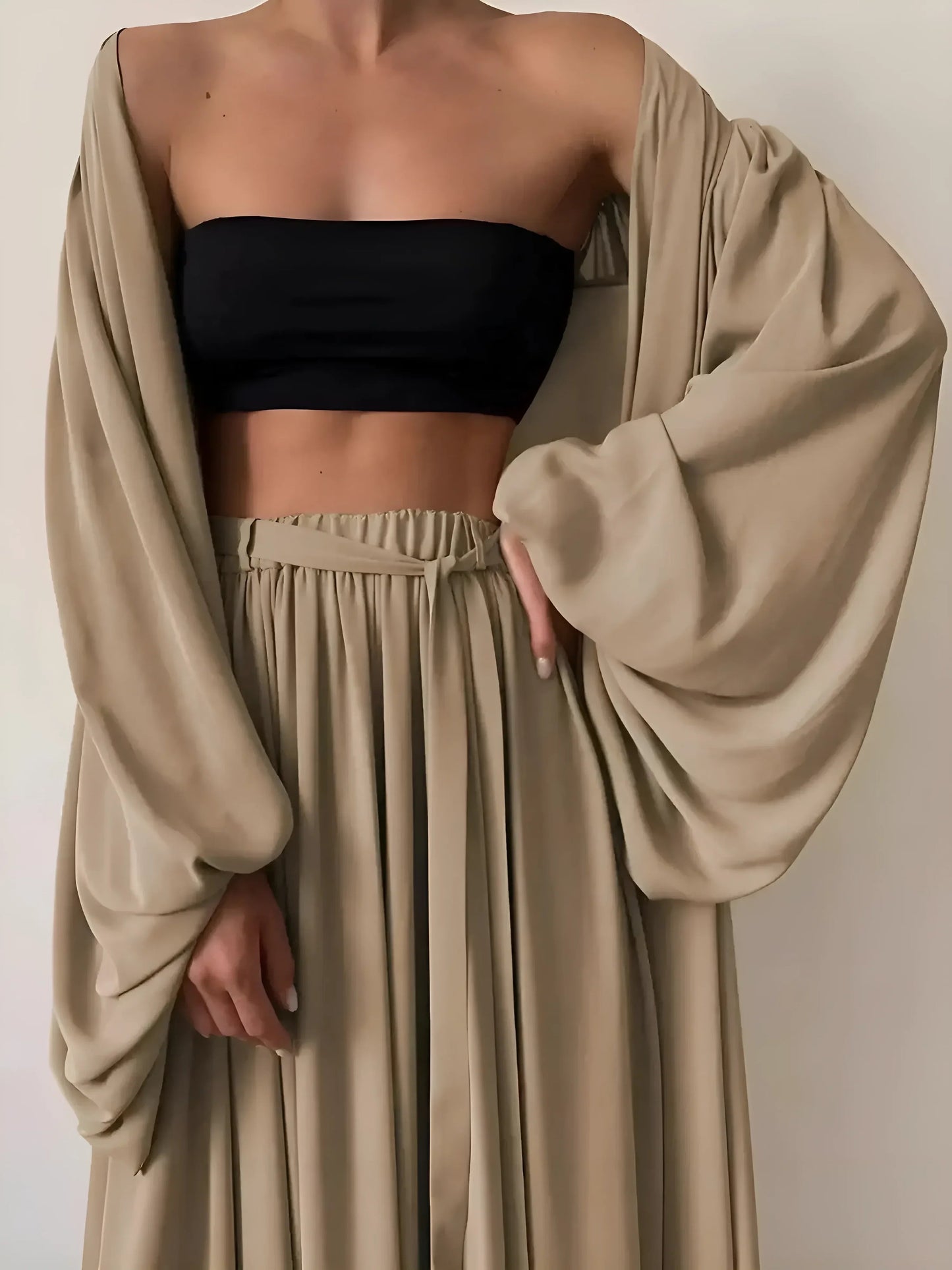 Beige Ensemble de vêtements de détente 3 pièces avec un haut et une longue robe de chambre.