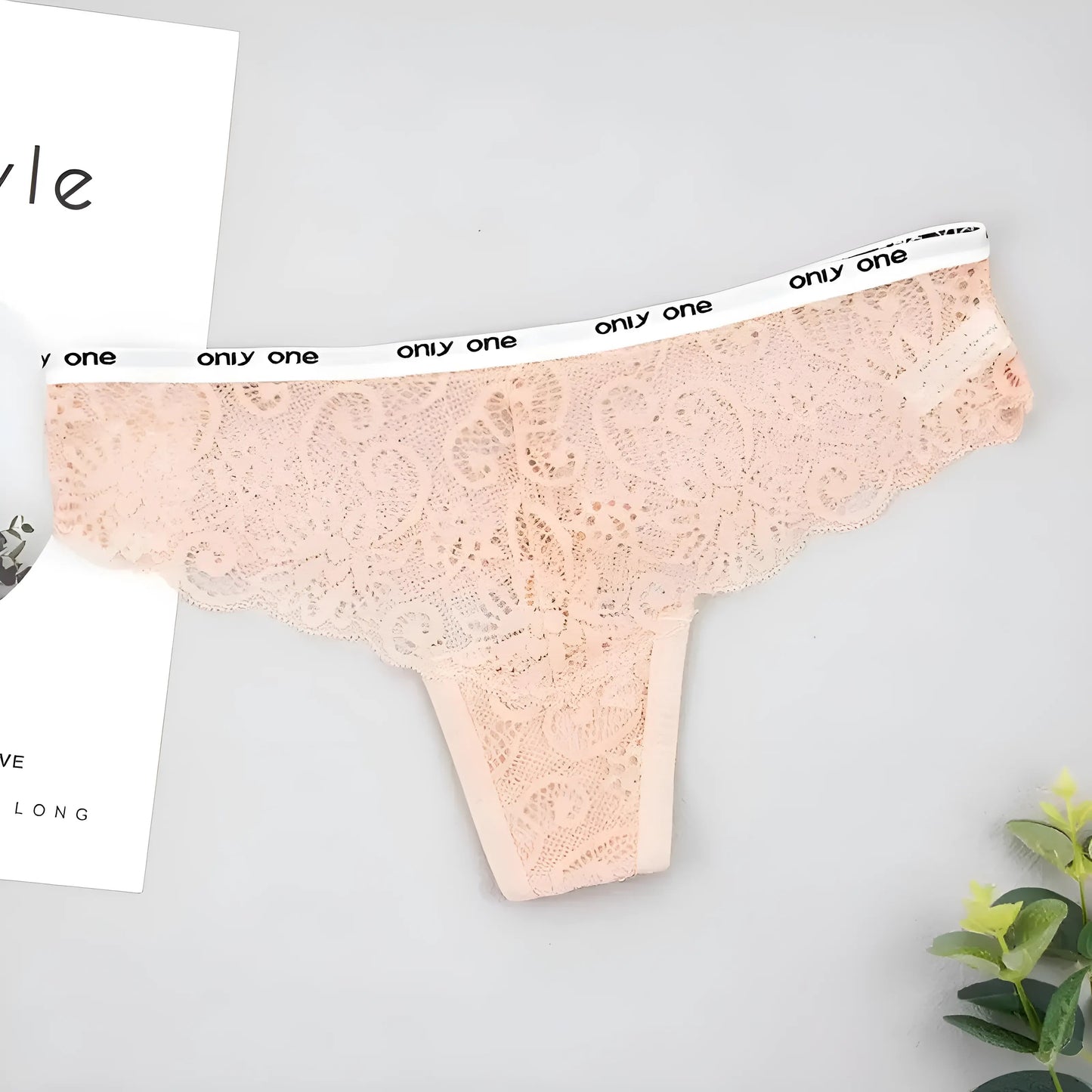 Beige String en dentelle