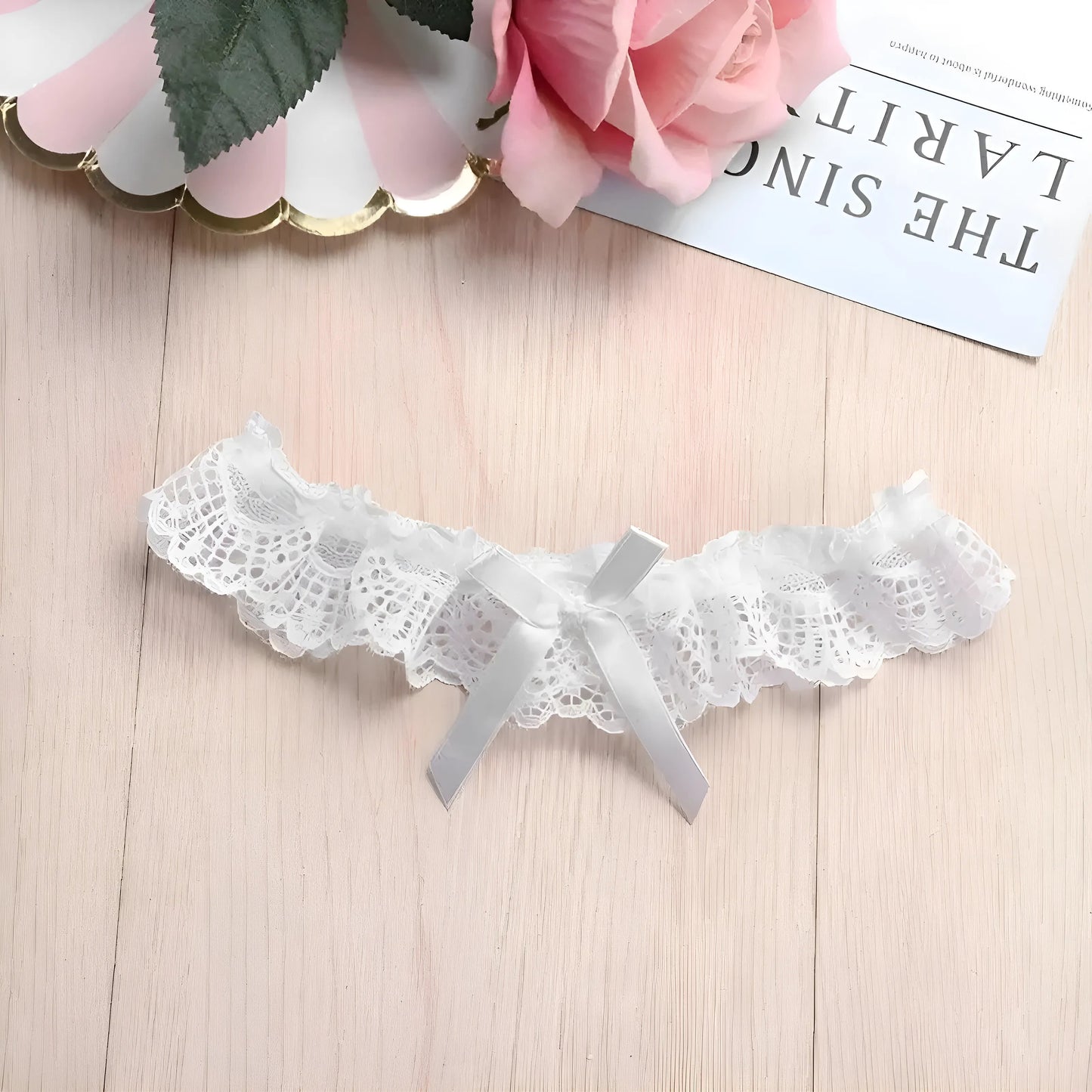 Blanc Classic Lace Garter with Bow in French is: "Jarretelle en dentelle classique avec nœud".