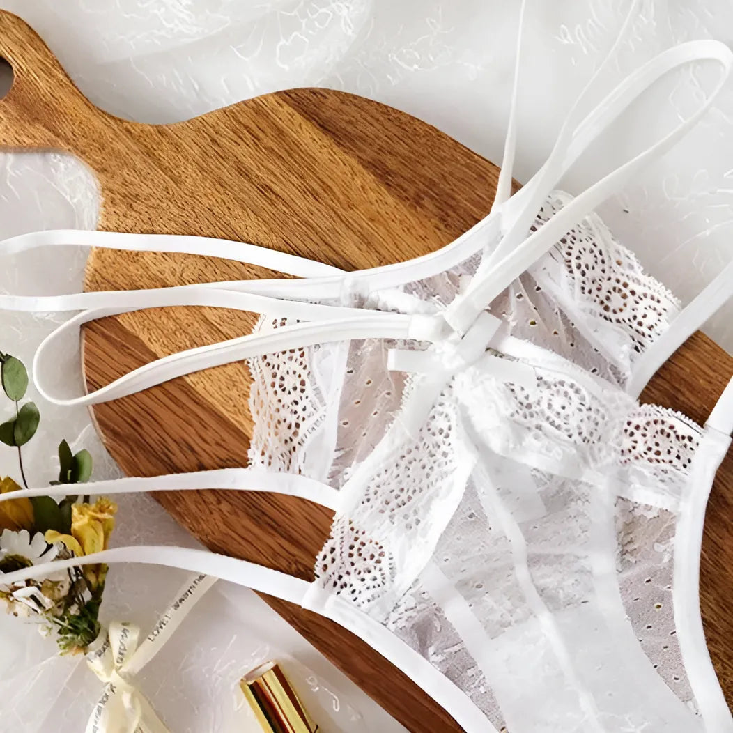 Blanc Culottes en dentelle avec découpes et bretelles