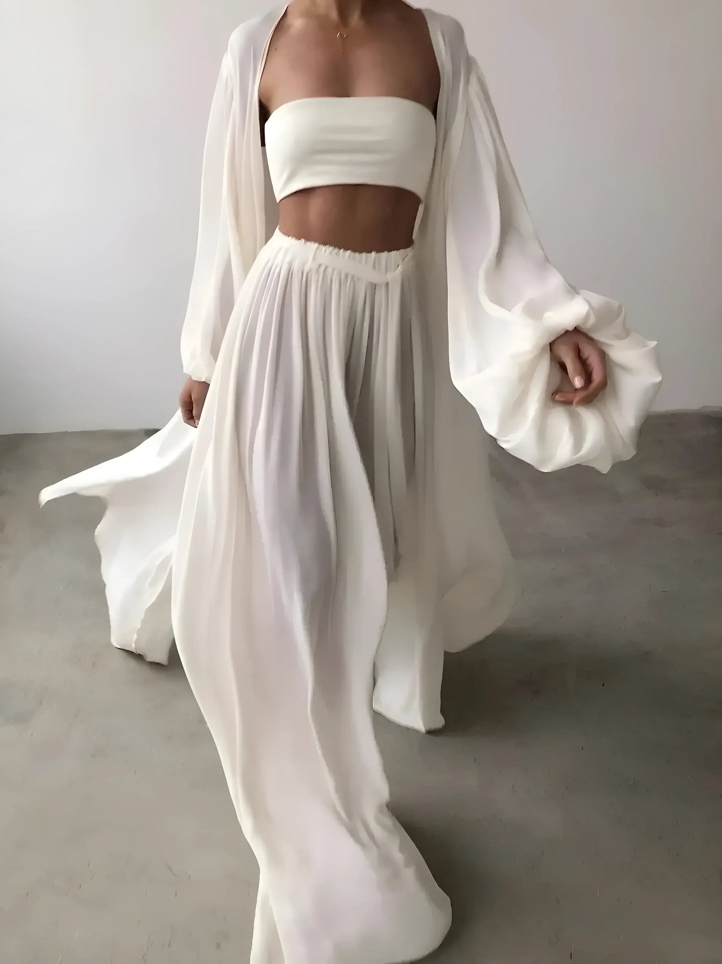 Blanc Ensemble de vêtements de détente 3 pièces avec un haut et une longue robe de chambre.