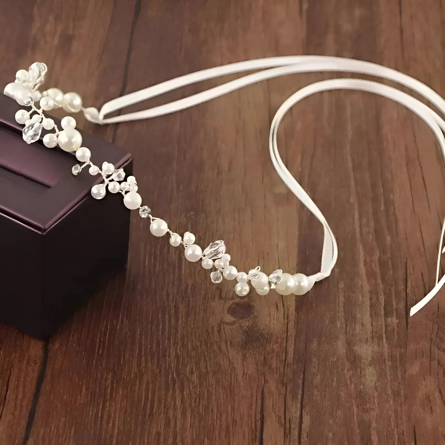 Blanc Garter délicat orné de perles