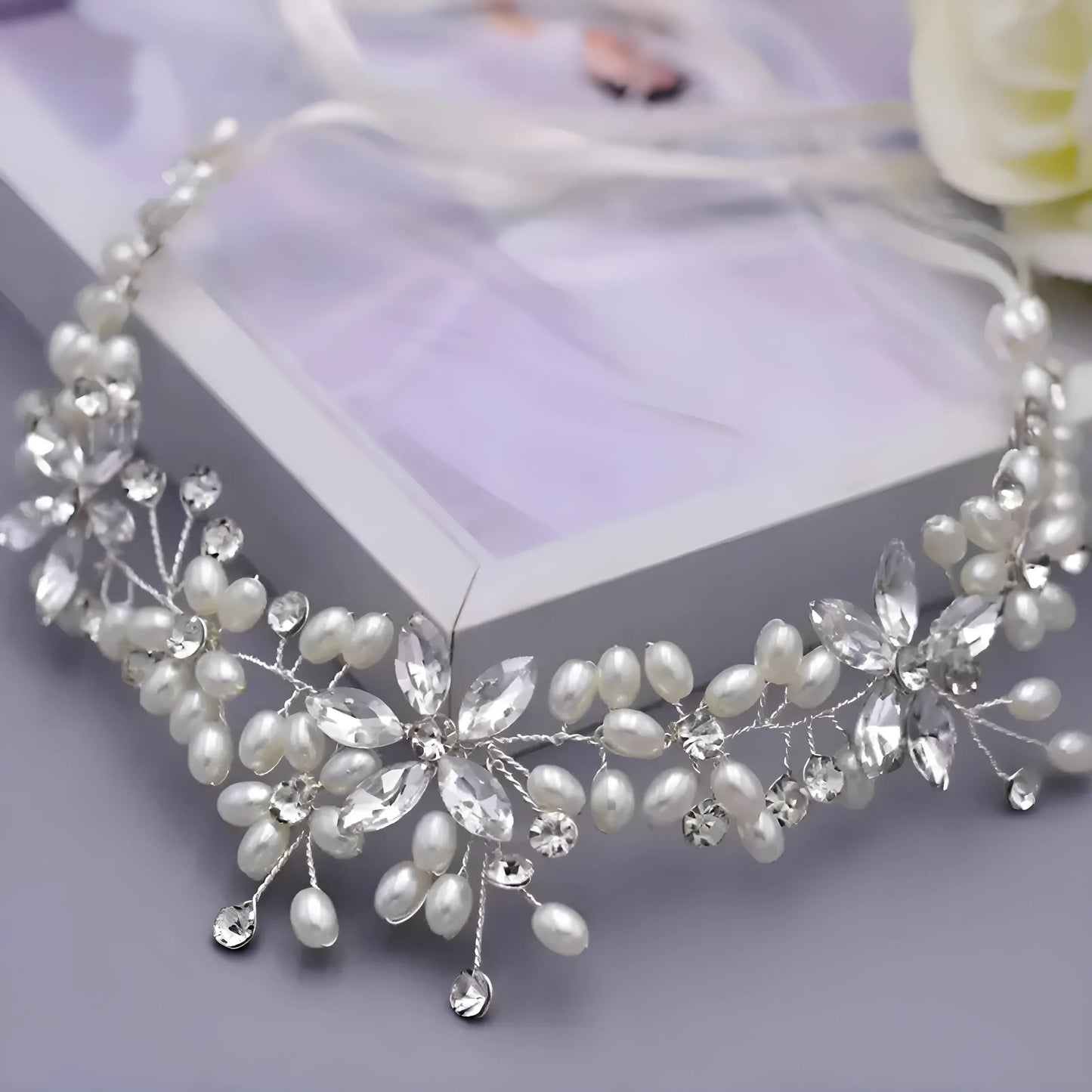 Blanc Motif floral de jarretière de mariage