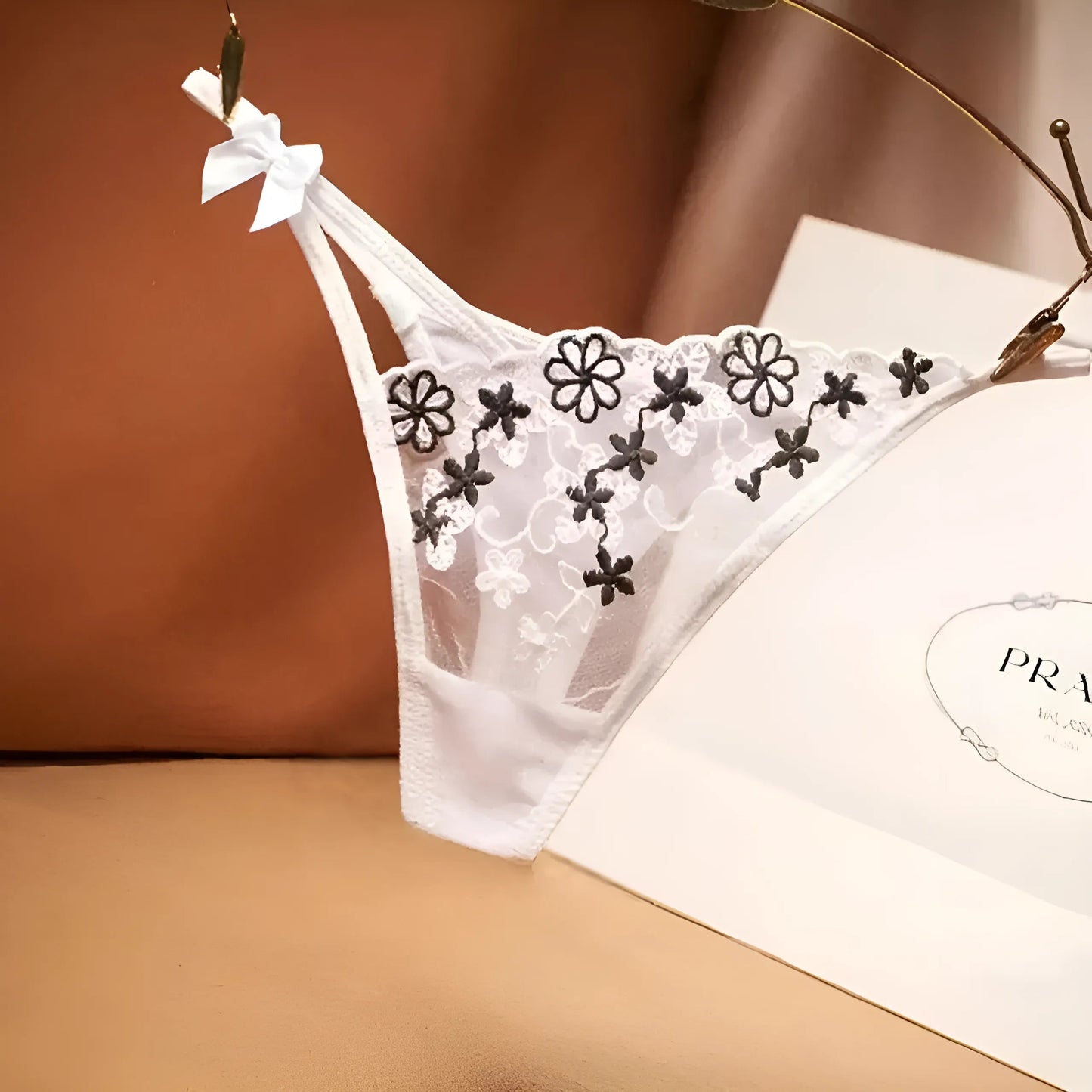 Blanc String en dentelle avec nœud