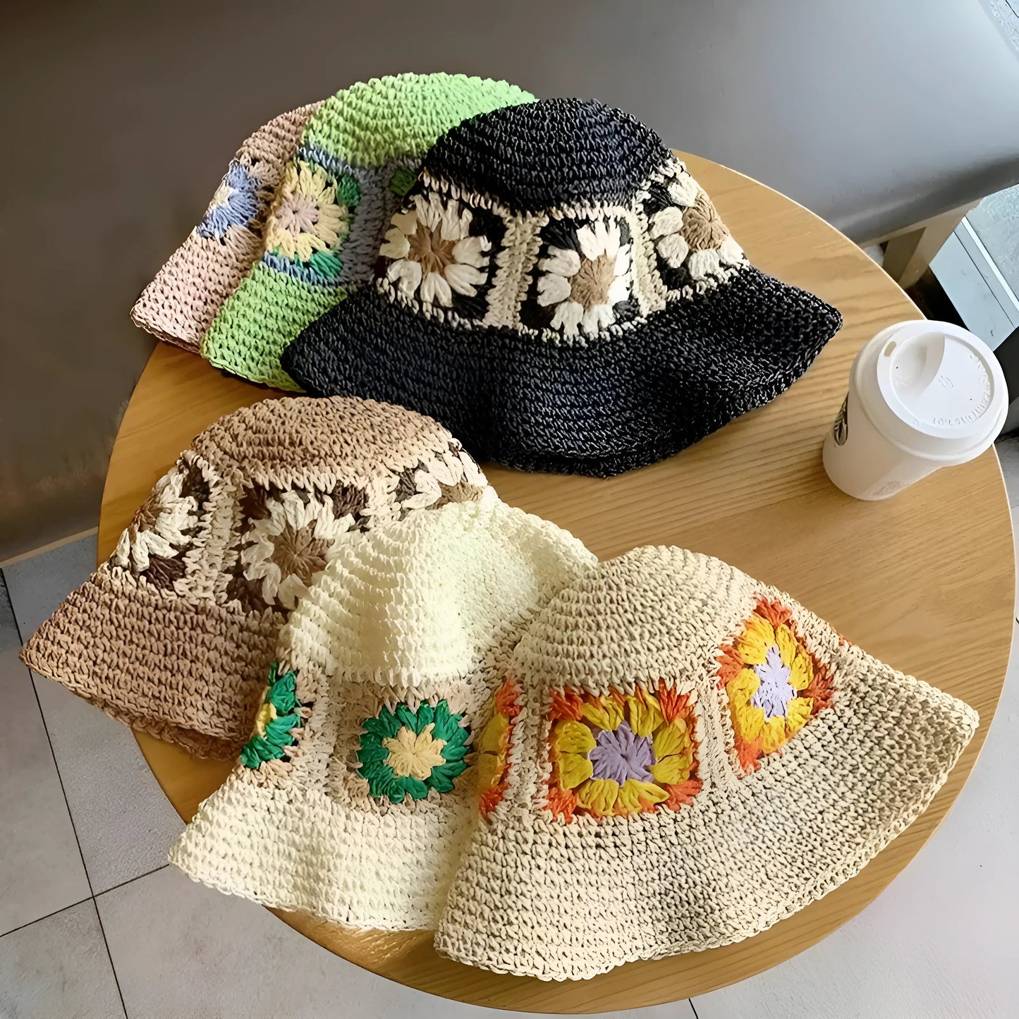 Chapeau de paille avec des fleurs