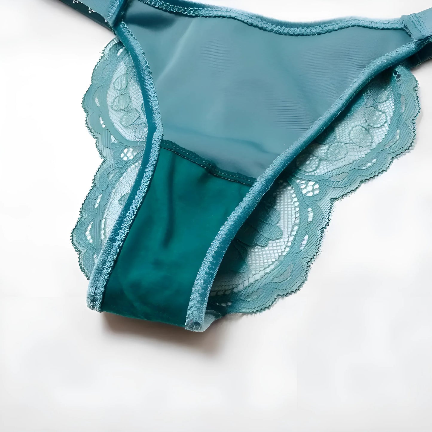 Culottes en dentelle avec des bretelles brillantes