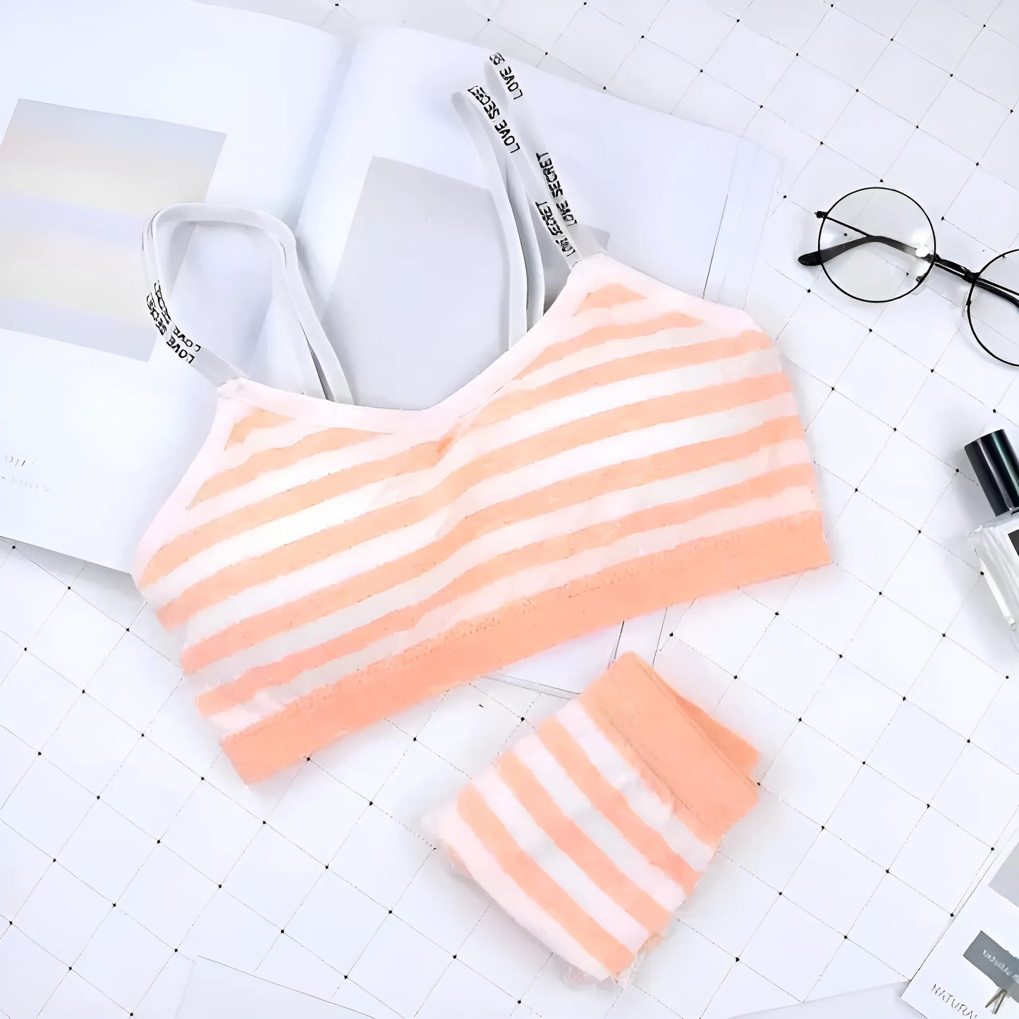 Ensemble de lingerie avec des bretelles sur le décolleté