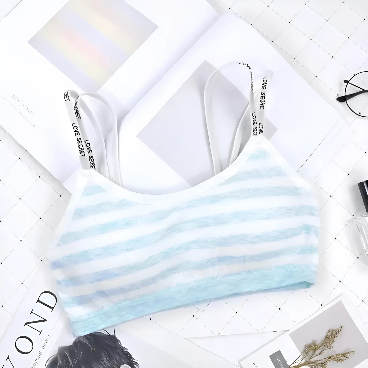 Ensemble de lingerie avec des bretelles sur le décolleté