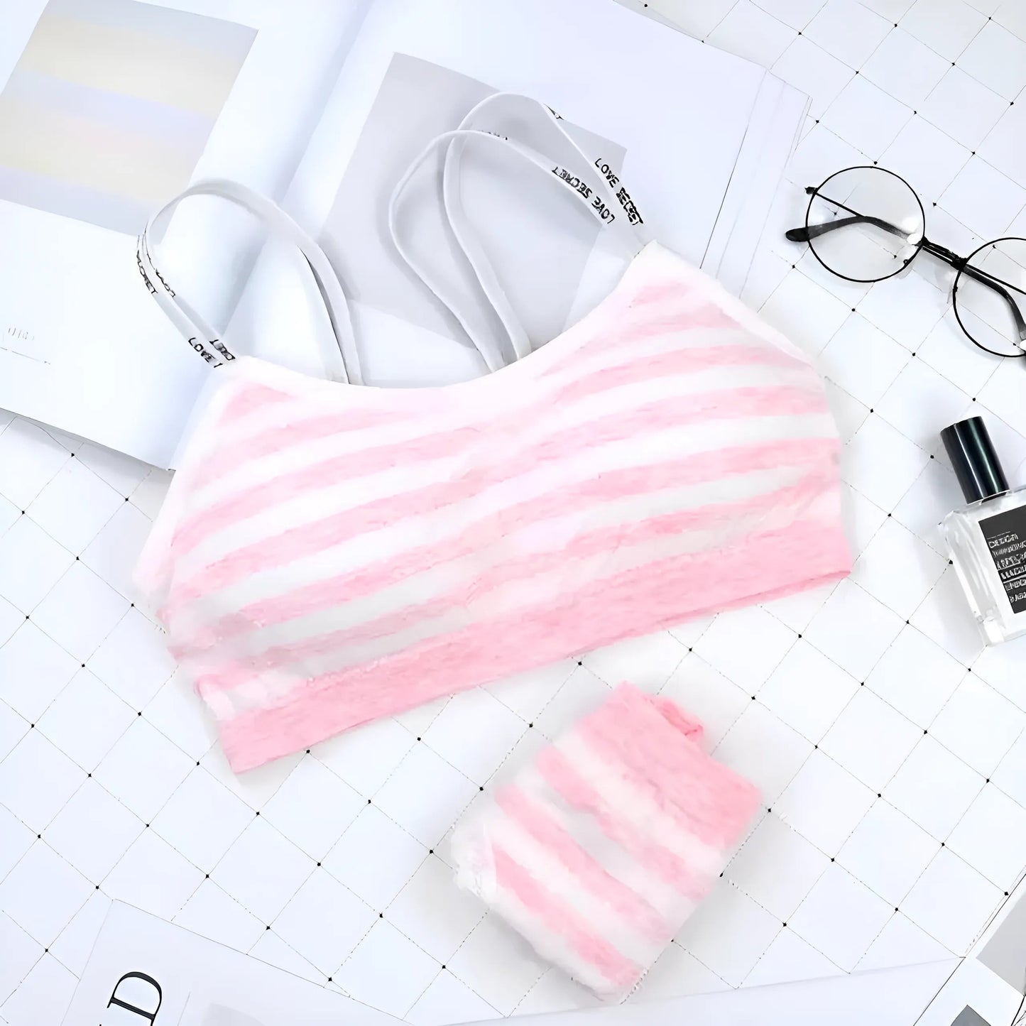 Ensemble de lingerie avec des bretelles sur le décolleté