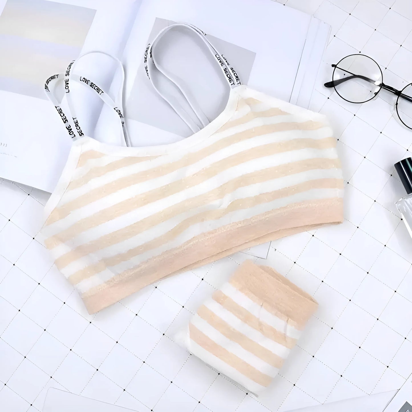 Ensemble de lingerie avec des bretelles sur le décolleté