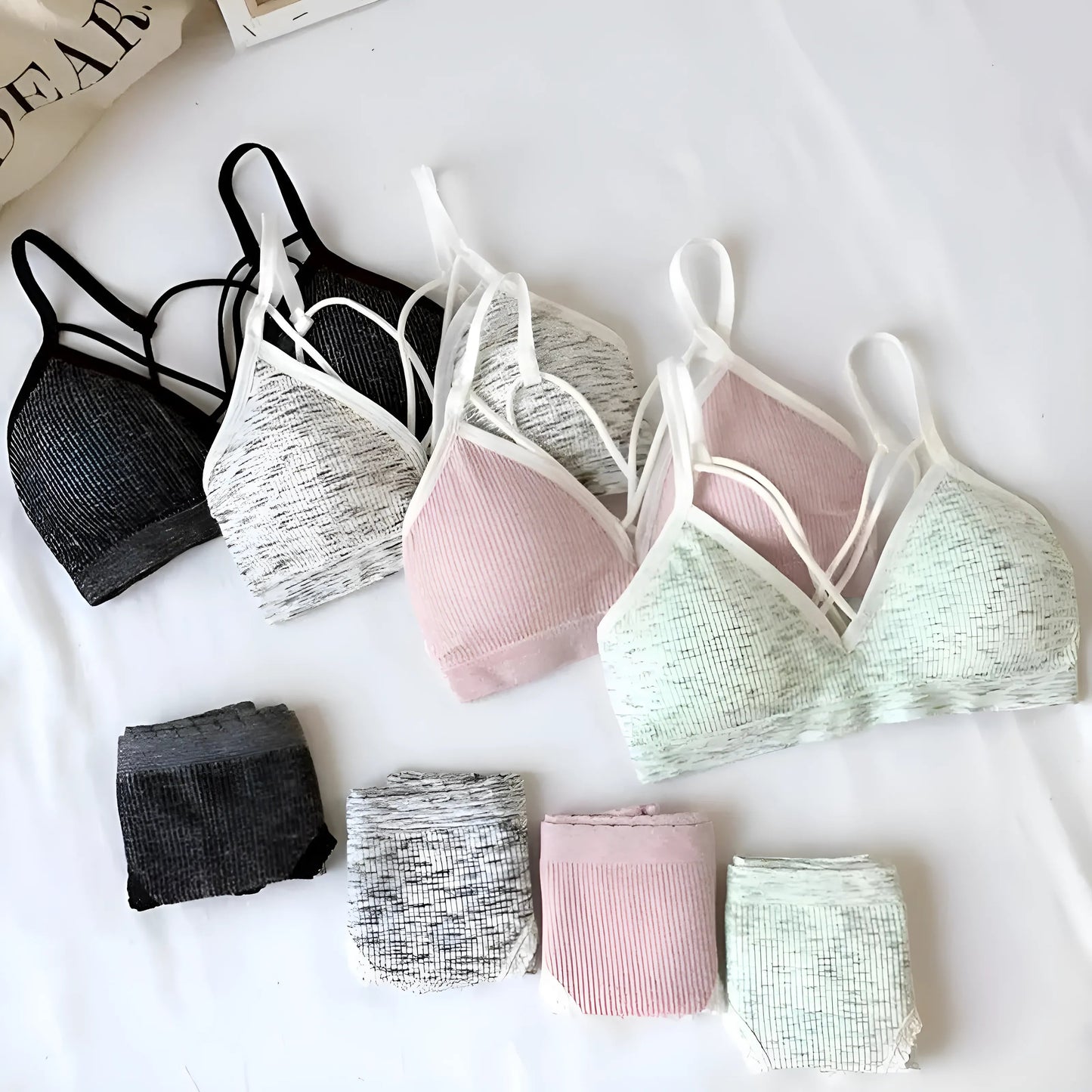 Ensemble de lingerie avec des bretelles sur le décolleté