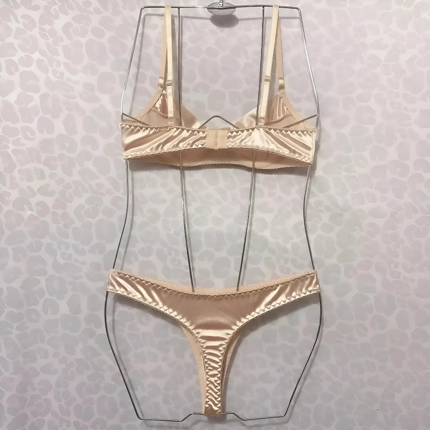 Ensemble de lingerie dorée