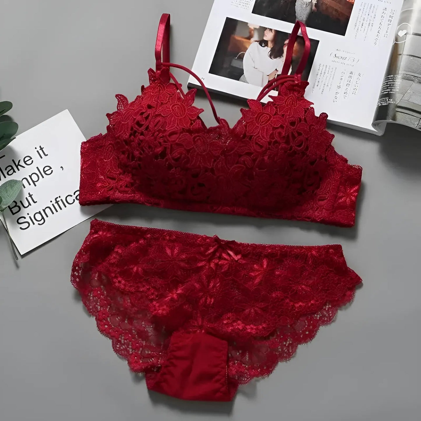 Ensemble de lingerie en dentelle avec bretelles